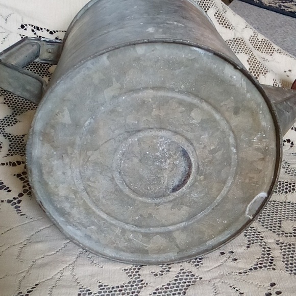 Galvanized tin watering can circa 1940 small dent on top, 2 gallon 16" - Picture 4 of 8